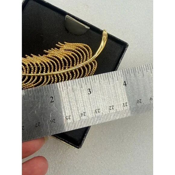 NOS Monet Gold Tone Feather Brooch Pin - Picture 4 of 5